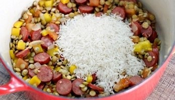 Aprenda a preparar arroz com lentilha e linguiça, rápido e prático (Arroz com Lentilha e Linguiça)